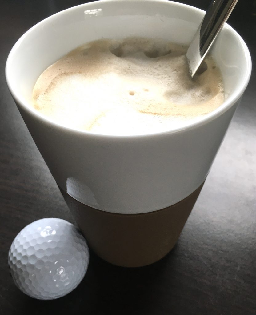 Kaffee mit Golfball