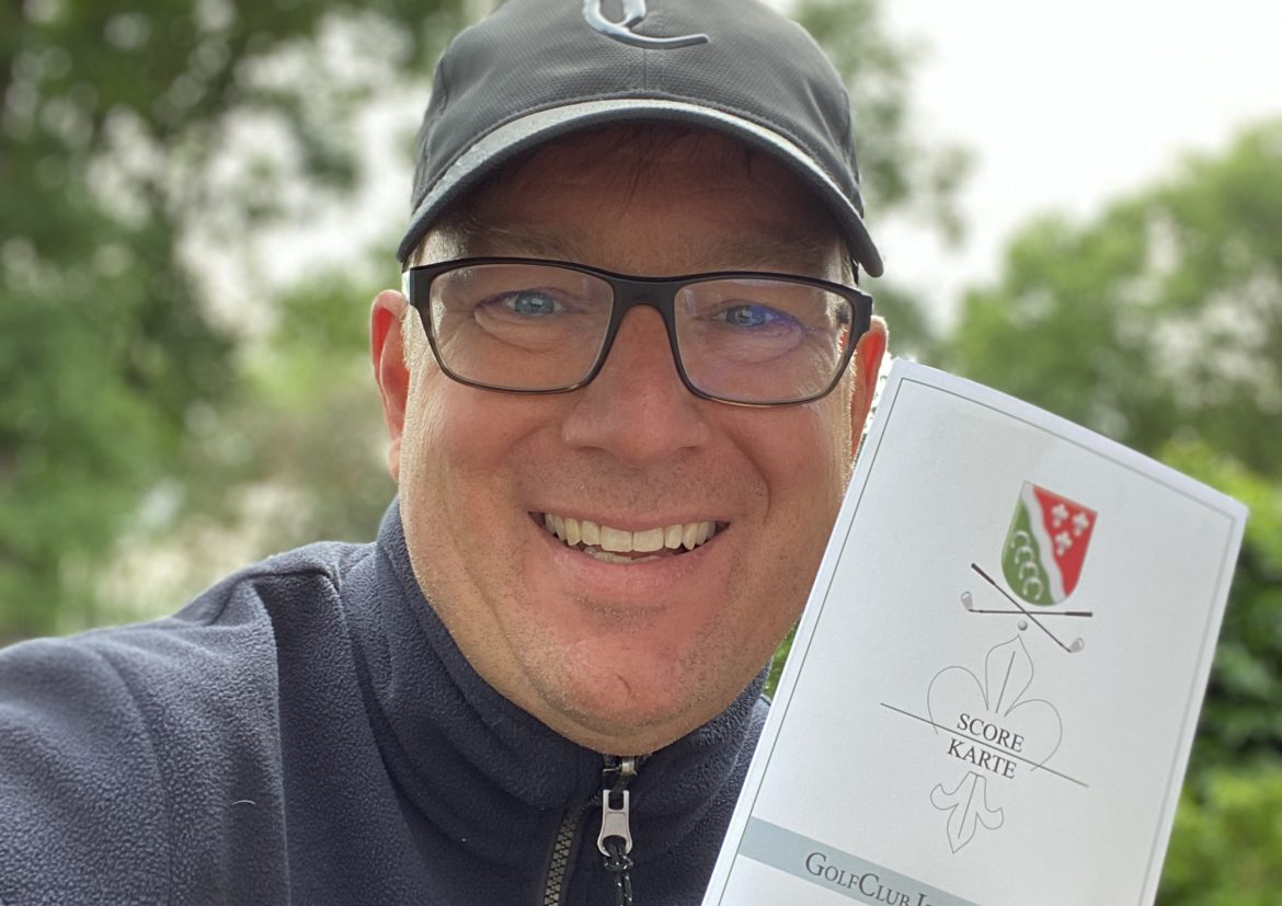 Dirk mit Scorecard des Golfclubs Isernhagen