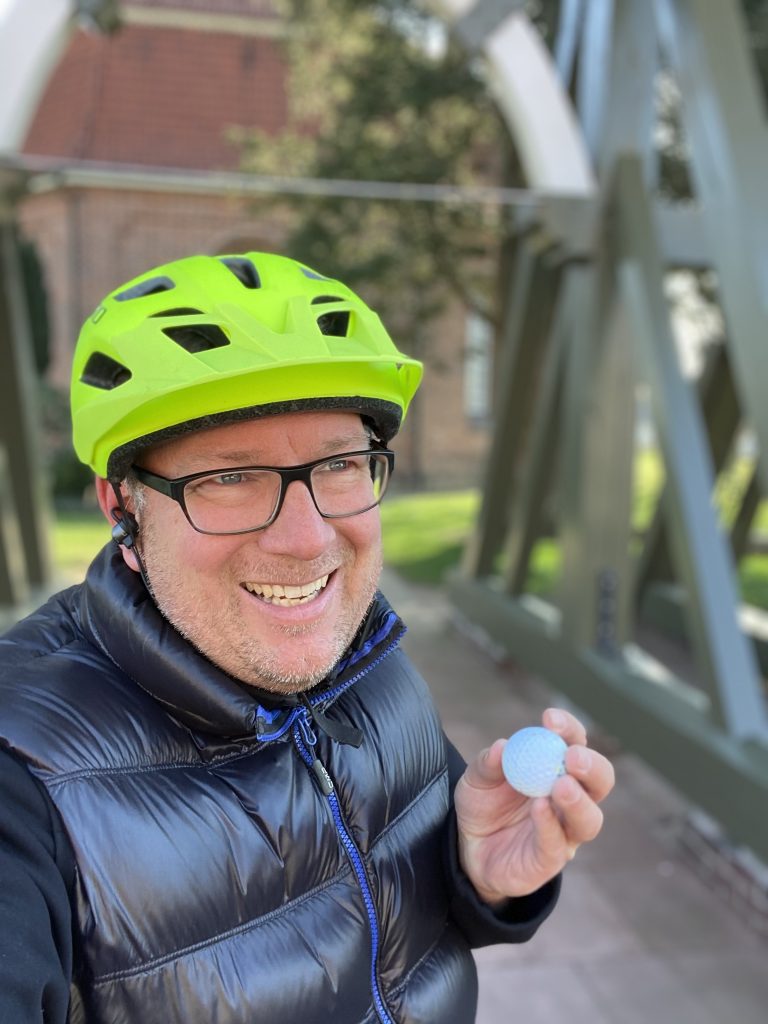 Dirk mit Golfball vor der Kirche