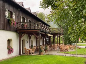 gemütliche Terrasse vor dem Clubhaus Gut Altentann